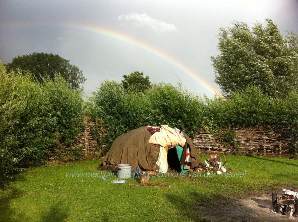 Zweethut met regenboog in de lucht van Simone van den Heuvel, geneeskundige therapeut